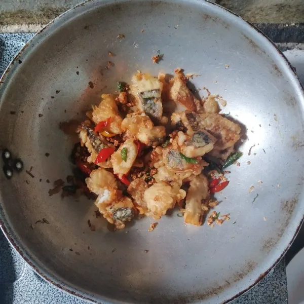 Masukkan nila yang sudah digoreng, aduk rata hingga bumbu tercampur.