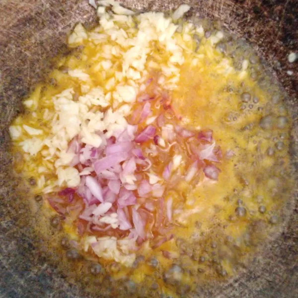 Tumis bawang merah dan putih menggunakan butter.