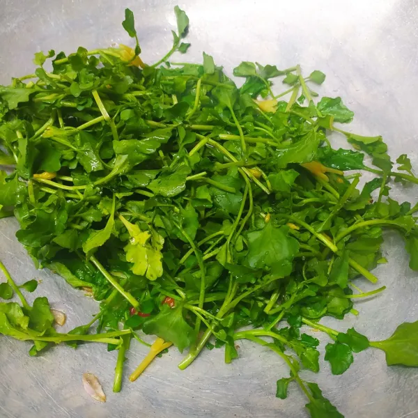 Masukkan daun selada air, tumis sampai ½ matang.