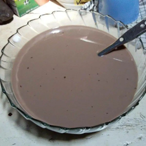 Campurkan semua bahan kuah. Aduk hingga tercampur rata. Siapkan cup, masukan potongan jelly milo, sagu mutiara lalu tambahkan kuah. Tutup wadah dan simpan dalam kulkas.