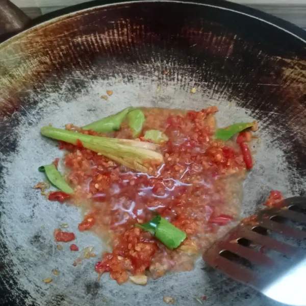 Panaskan 5 sdm minyak goreng. Tumis bumbu halus, daun jeruk, serai dan gula merah sampai harum dan matang.