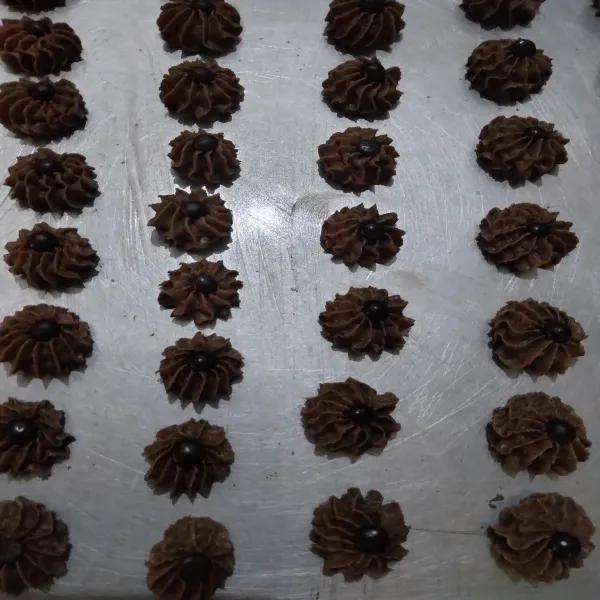 CETAK DI ATAS LOYANG YANG SUDAH DI OLESI MARGARIN TABURI CHOCOCHIP ATAU SPRINKLE SETELAH ITU SIAP DI PANGGANG