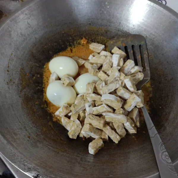 Masukkan tempe dan telur rebus, aduk rata.