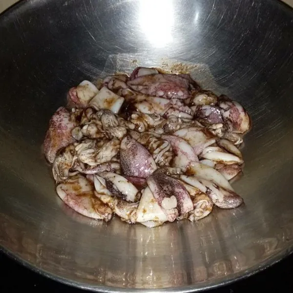 Masukan cumi, gula, saus tiram, kecap manis, garam, cabe rawit dan merica bubuk. Masak hingga air menyusut