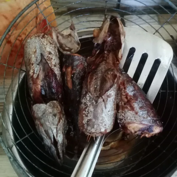 Goreng ikan tongkol sampai matang.