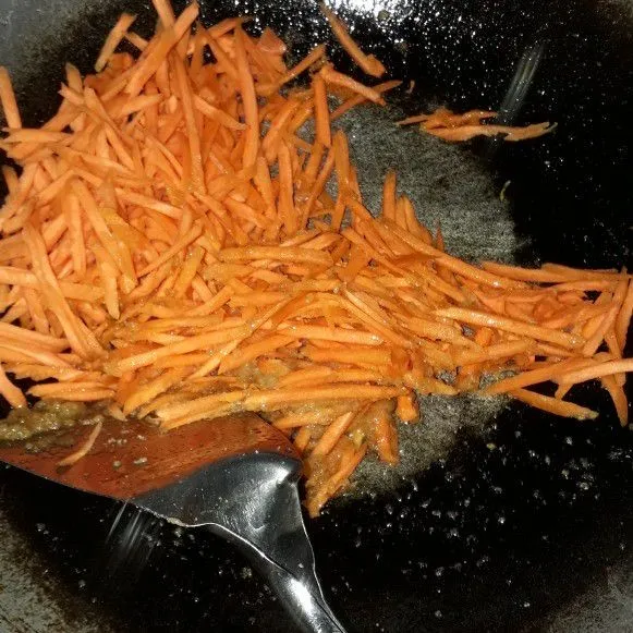 Masukkan wortel, tumis hingga wortel layu.