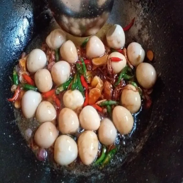 Masukan telor puyuh, aduk-aduk hingga rata.