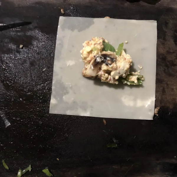 Isi kulit lumpia dengan bahan tadi, lalu lipat sesuai selera. Rekatkan memakai air.