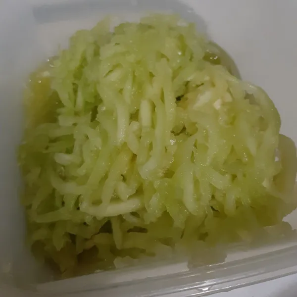 Serut buah melon, letakkan dalam wadah