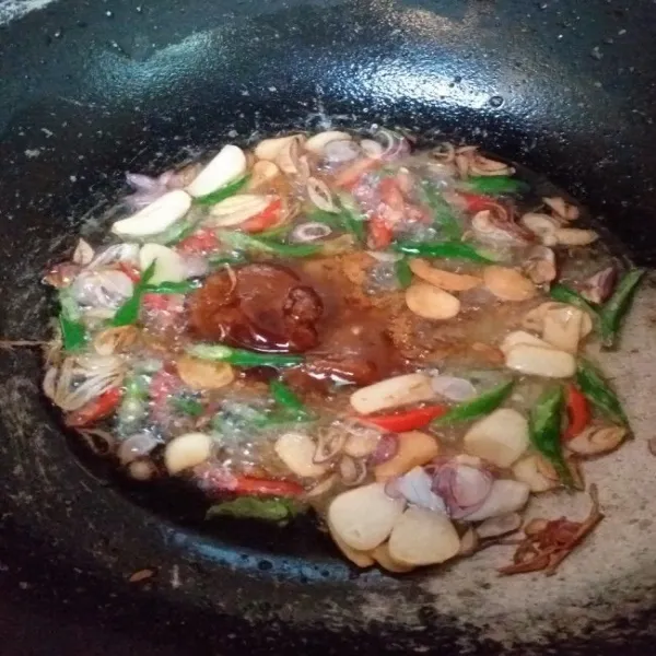 Masukan cabe, garam, dan gula, aduk-aduk hingga tercampur rata.