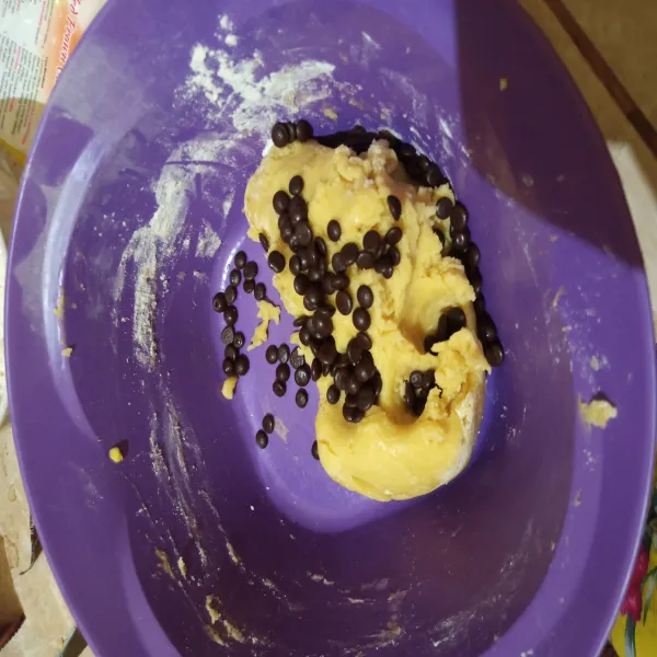 Masukkan chocochip, aduk kembali sampai tercampur
