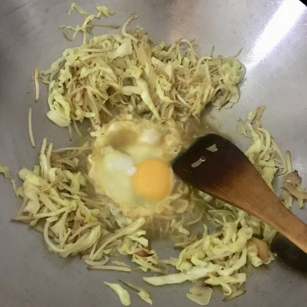 Masukkan telur, lalu orak arik dan campurkan.