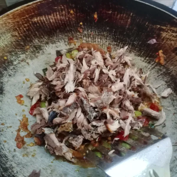 Kemudian masukkan ikan suwir, aduk rata.