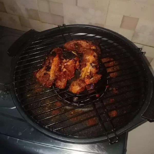 Siapkan panggangan lalu panggang ayam hingga keluar tekstur bakarnya.