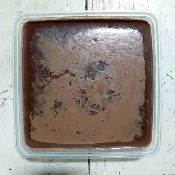 Tuang jelly milo ke dalam wadah. Biarkan mengeras lalu potong dadu