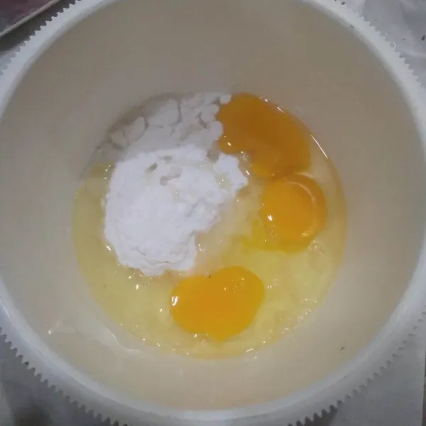 Kocok telur dan gula halus hingga gula larut menggunakan whisk.