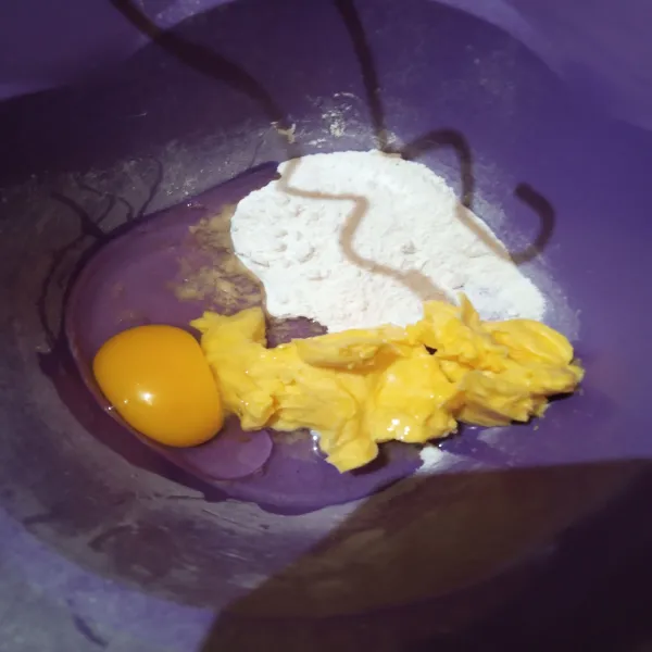 Mixer asal tercampur telur, gula halus dan margarine