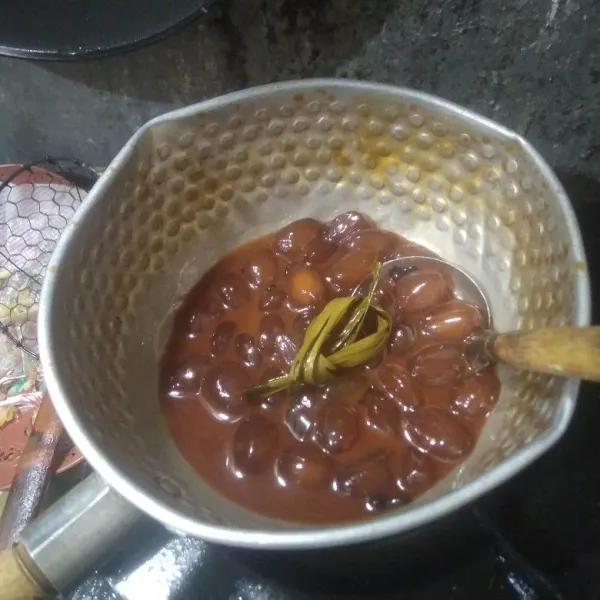 Masak hingga air asat dan kolang-kaling berubah warna. Matikan api.