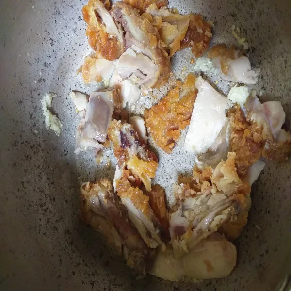 Masukan fried chicken aduk hingga tercampur rata dengan bumbu .
