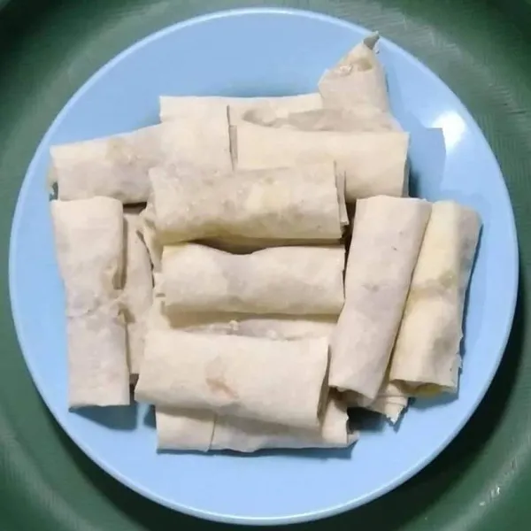 Ambil satu lembar kulit lumpia, isikan 1 sdm bahan isian, lalu lipat seperti amplop memanjang.