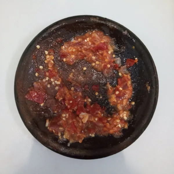 Ulek bumbu sampai halus.