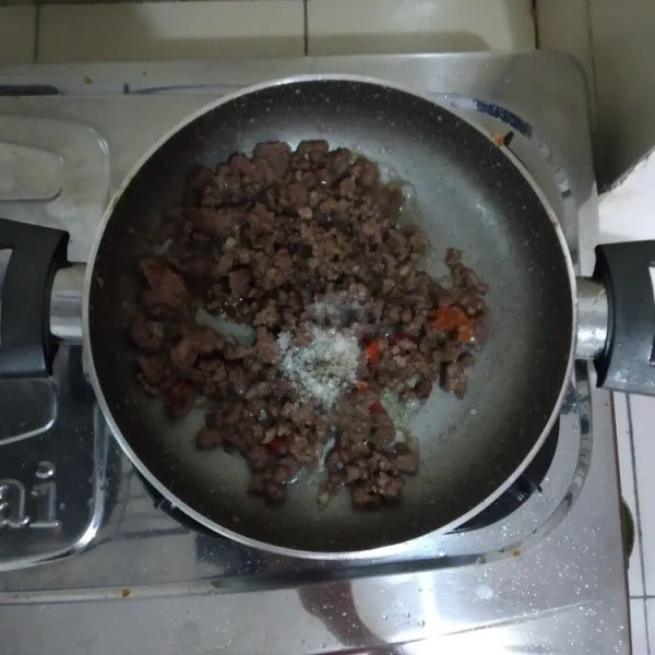 Beri gula aren, kecap asin, kecap ikan dan garam