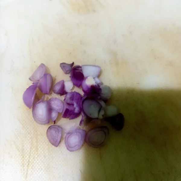 Lalu iris tipis-tipis bawang merah