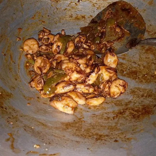 Setelah air menyusut masukan minyak goreng. Masak hingga mengental. Matikan api