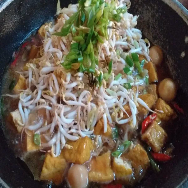 Masukan tauge dan daun bawang aduk-aduk , koreksi rasa siap disajikan .