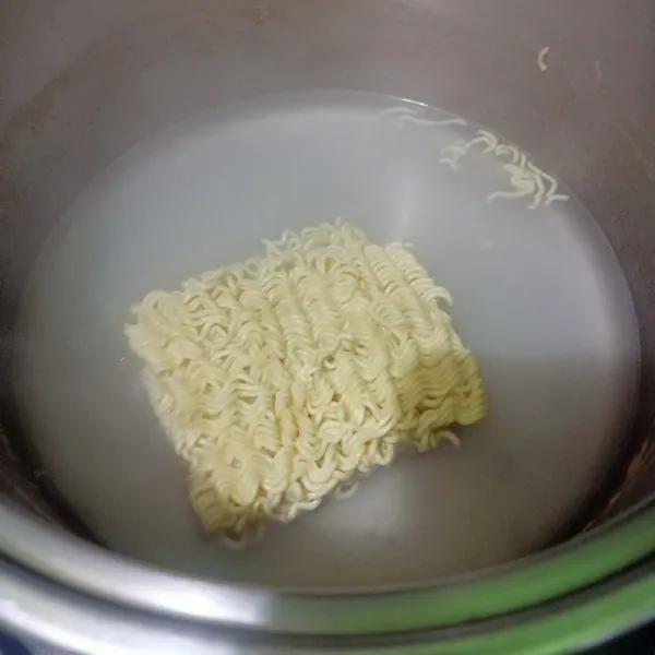 Siapkan air dalam panci lalu rebus mie instan sampai matang