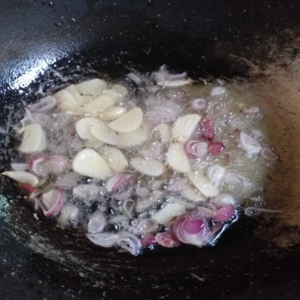 Tumis bawang hingga harum .