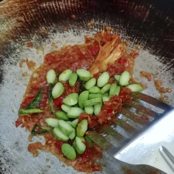 Masukkan petai, aduk rata. Masak sampai petai empuk.
