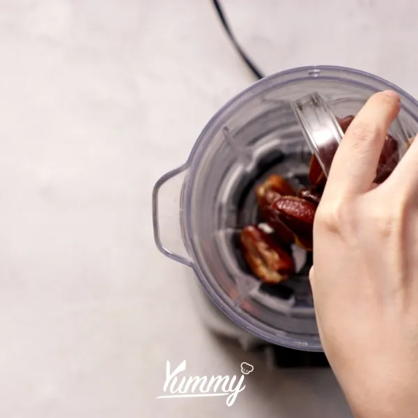 Masukkan kurma dan susu coklat dalam blender, blender hingga tercampur rata.