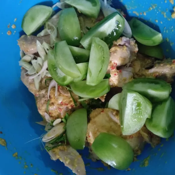 Masukkan tomat, sereh dan daun jeruk yang sudah diiris-iris aduk sampai rata