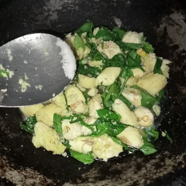 Masukkan air, garam, lada bubuk, gula pasir dan kaldu jamur.