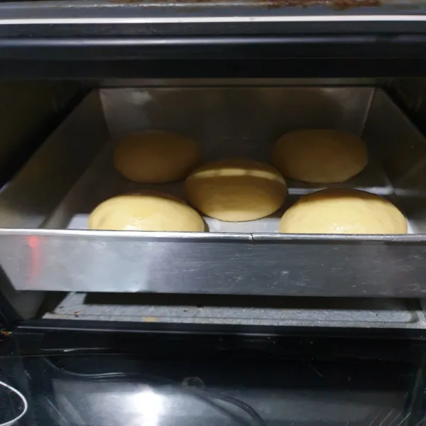 Oles rotinya dengan susu kental manis @indomilk lalu panggang dengan suhu 200℃  selama 20 sd 25menit api atas dan api bawah.