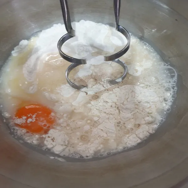 Campurkan semua bahan roti kecuali butter atau margarin, lalu di mixer sampai tercampur rata.