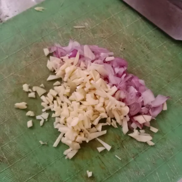 Cincang halus bawang merah dan bawang putih.