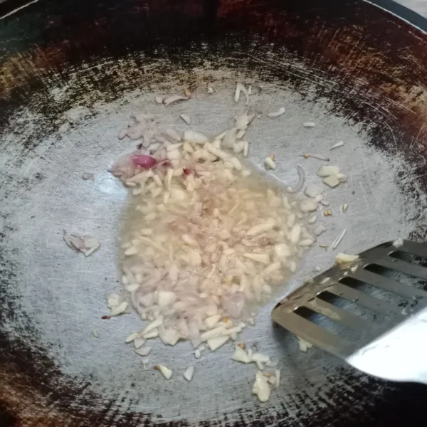 Panaskan minyak goreng. Tumis duo bawang sampai harum.