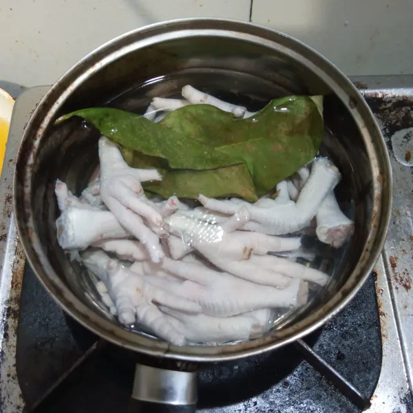Rebus ceker hingga matang. Ambil 100 ml air sisa rebusan ceker.
