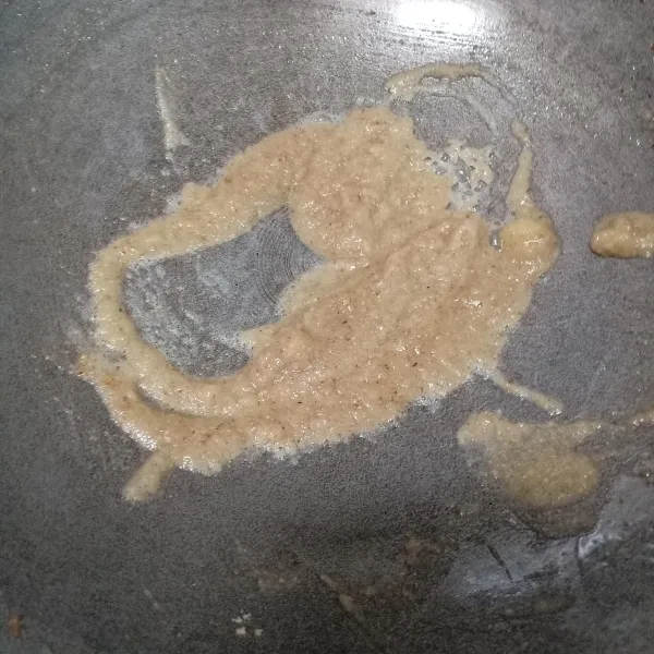 Tumis bumbu halus sampai harum.