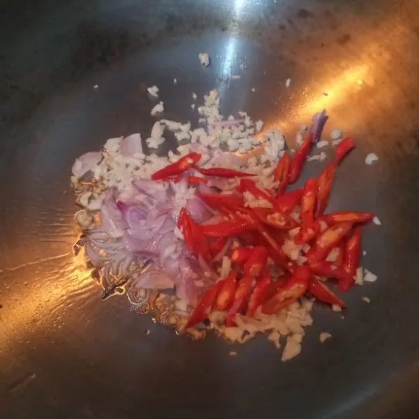 Kurangi minyak bekas menggoreng ikan. Tumis bawang merah, bawang putih dan cabe merah hingga harum.