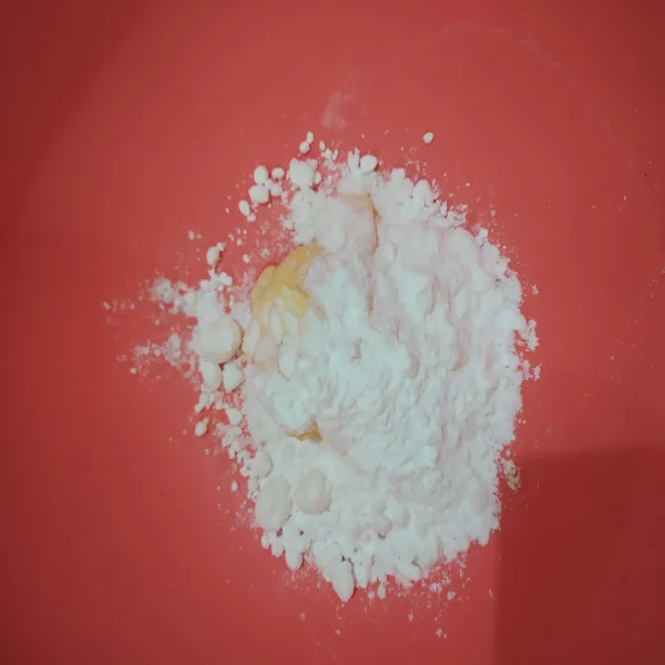 Campurkan butter, margarine dan gula halus, mixer sebentar hingga tercampur rata