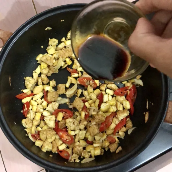 Tambahkan kecap manis dan kecap asin, sedikit air, aduk rata