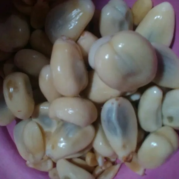 Kupas salak dan bersihkan juga kulit arinya
