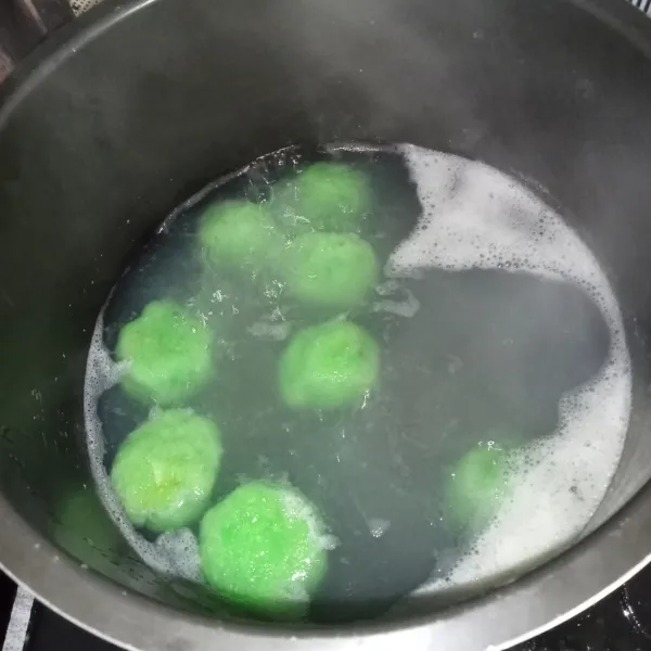 Didihkan air dipanci, lalu masukkan klepon dan masak hingga mengapung.