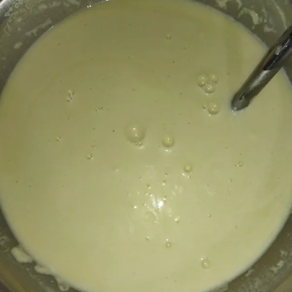 Buat adonan kulit risol : siapkan wadah, lalu masukkan terigu, sagu, telur, garam, minyak goreng dan air, aduk hingga tidak bergerindil.