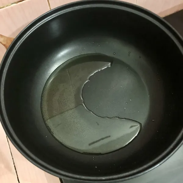 Panaskan minyak