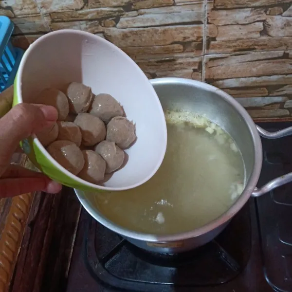 Masukkan bakso.
