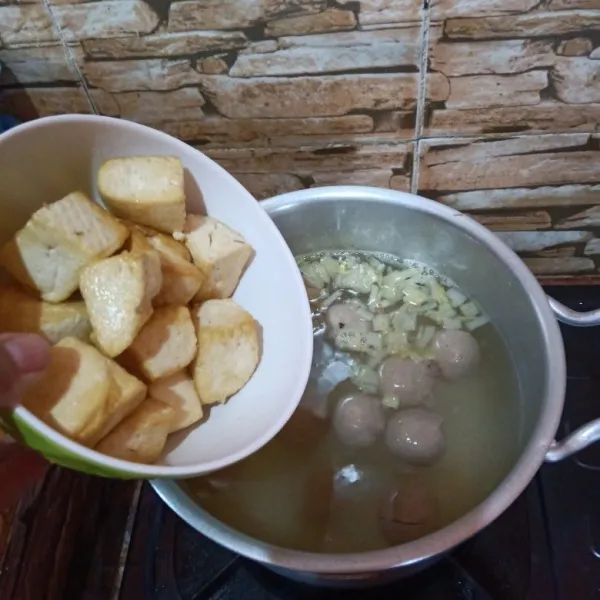 Masukkan tahu. Beri gula, garam, bumbu kuah bakso dan penyedap.